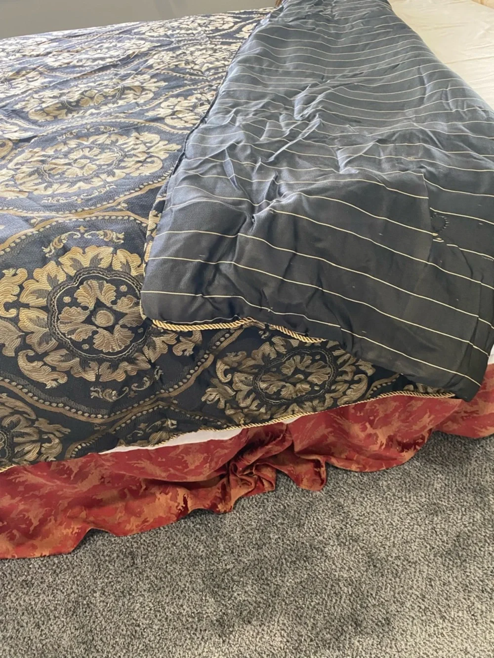 Elegant Black and Gold Medallion Comforter - Unbranded